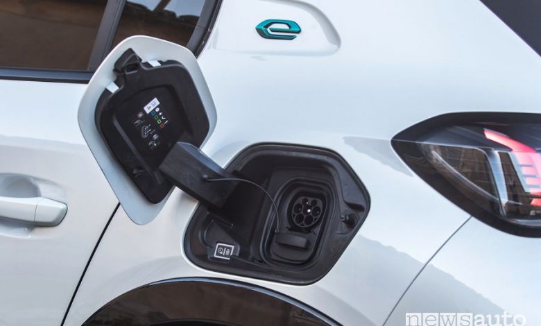 Sportellino per la ricarica Peugeot e-208 elettrica