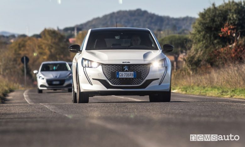 Vista anteriore Peugeot e-208 elettrica su strada