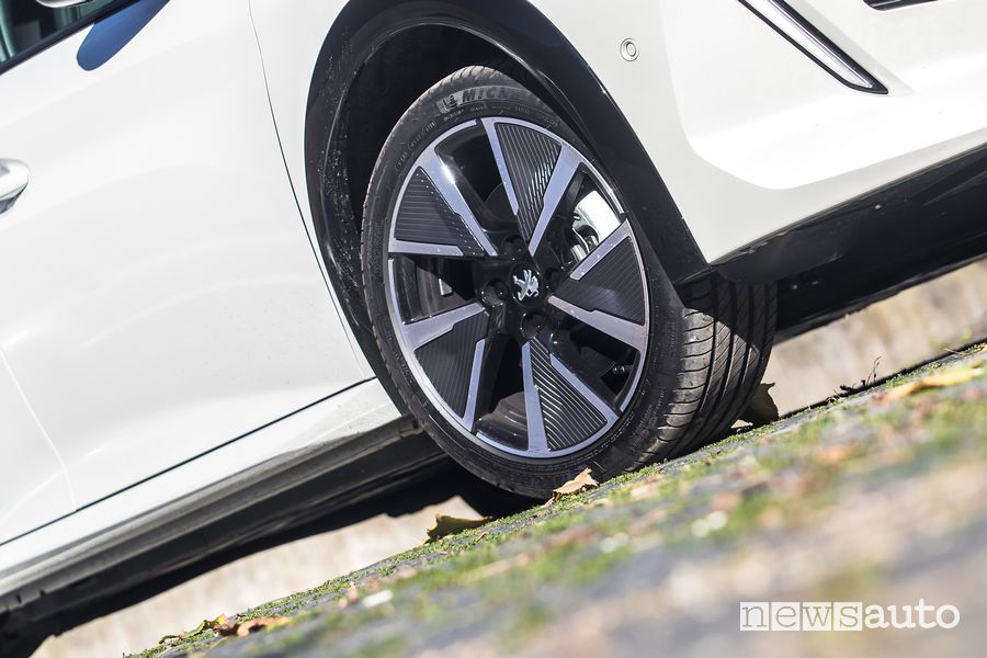 Cerchi in lega da 17" Peugeot e-208 elettrica