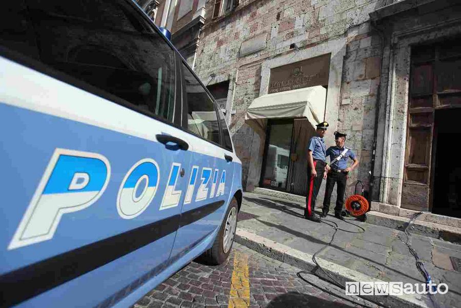 Polizia e Carabinieri arrivati sul posto dopo la segnalazione della truffa all'esame teorico per la patente di guida, Commissariato Bolognina - Pontevecchio