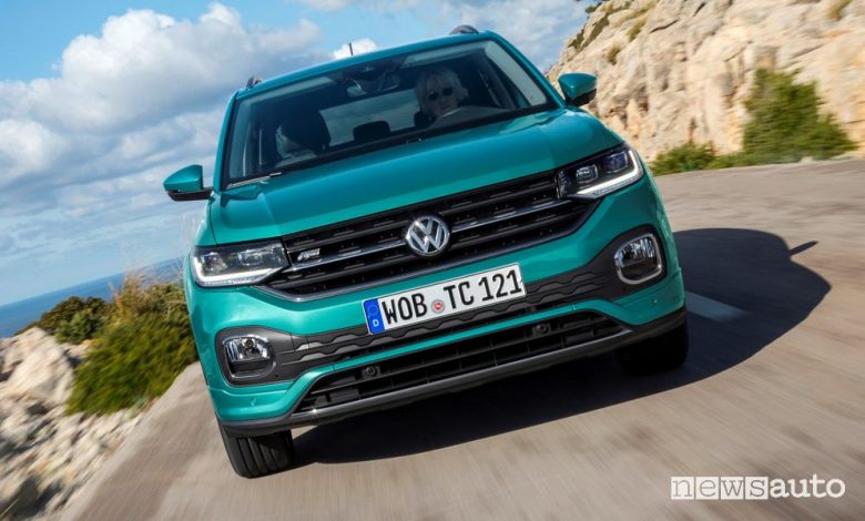 Vista frontale Volkswagen T-Cross Sport su strada