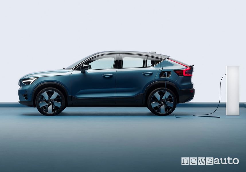 Vista laterale Volvo C40 Recharge elettrica in ricarica