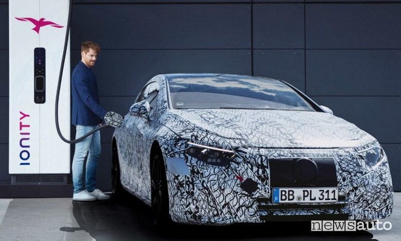 Mercedes-Benz EQS, l'elettrica di lusso con ricarica automatica