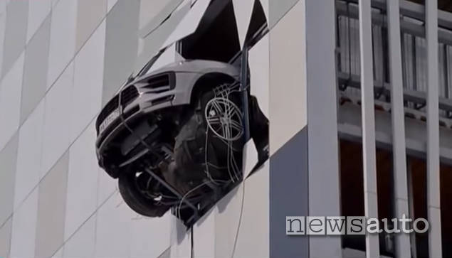 Porsche Macan sfonda il muro dal quarto piano di un parcheggio in Russia, la foto dell'incidente