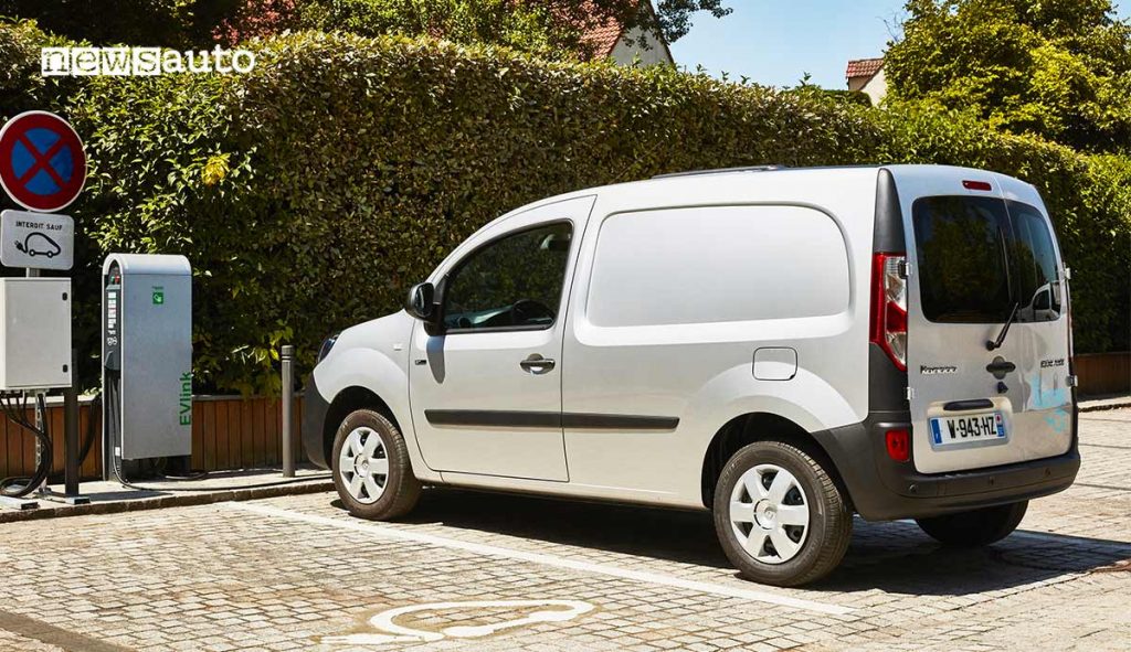 Renault Kangoo ZE elettrico davanti ad una colonnina di ricarica pubblica