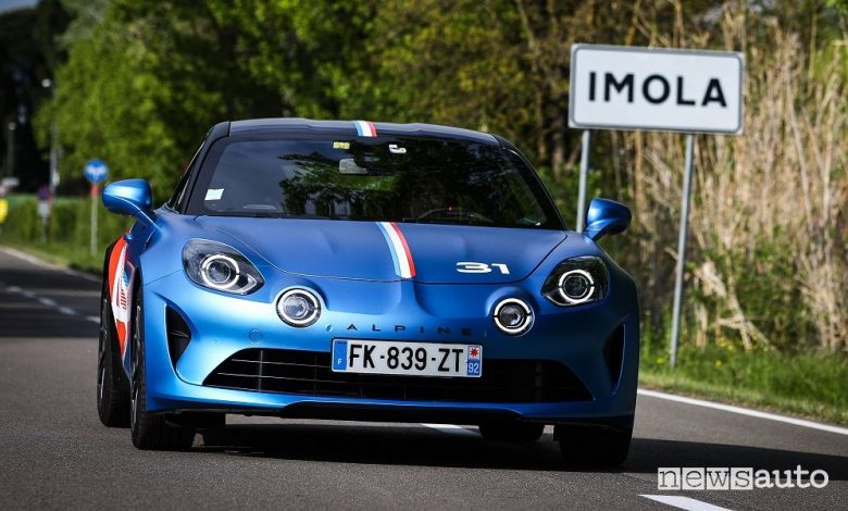 Vista anteriore Alpine A110 Trackside su strada ad Imola