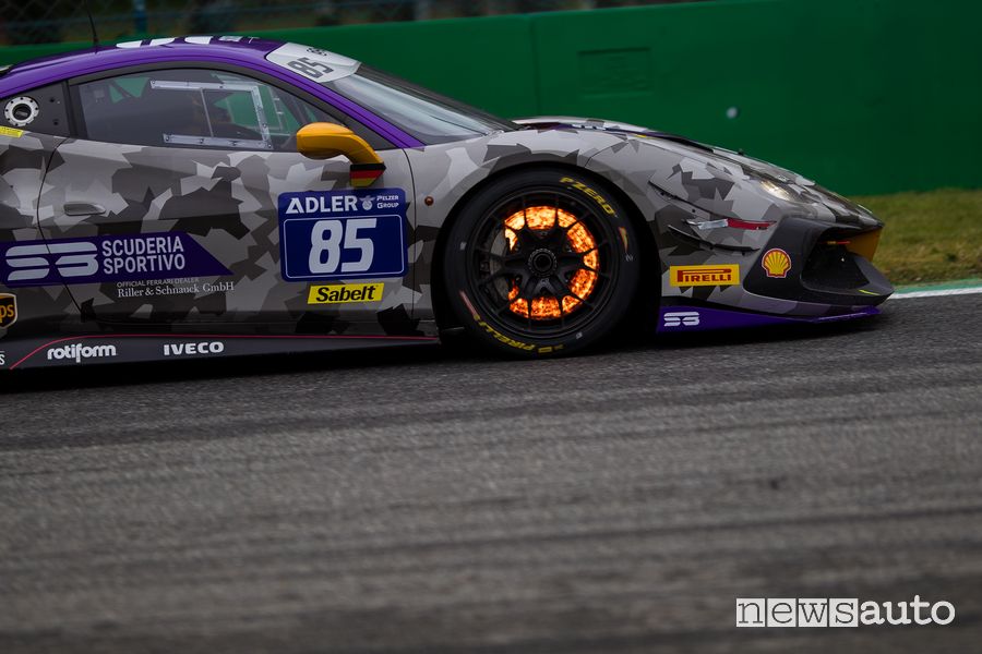 Disco Freno Brembo incandescente Ferrari Challenge di Monza