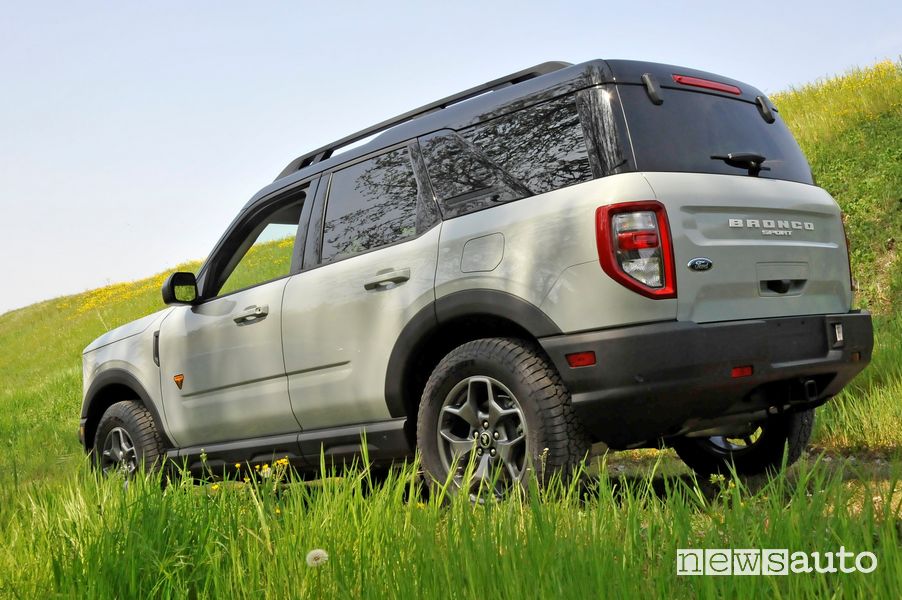 Vista posteriore Ford Bronco Sport durante il test in off road