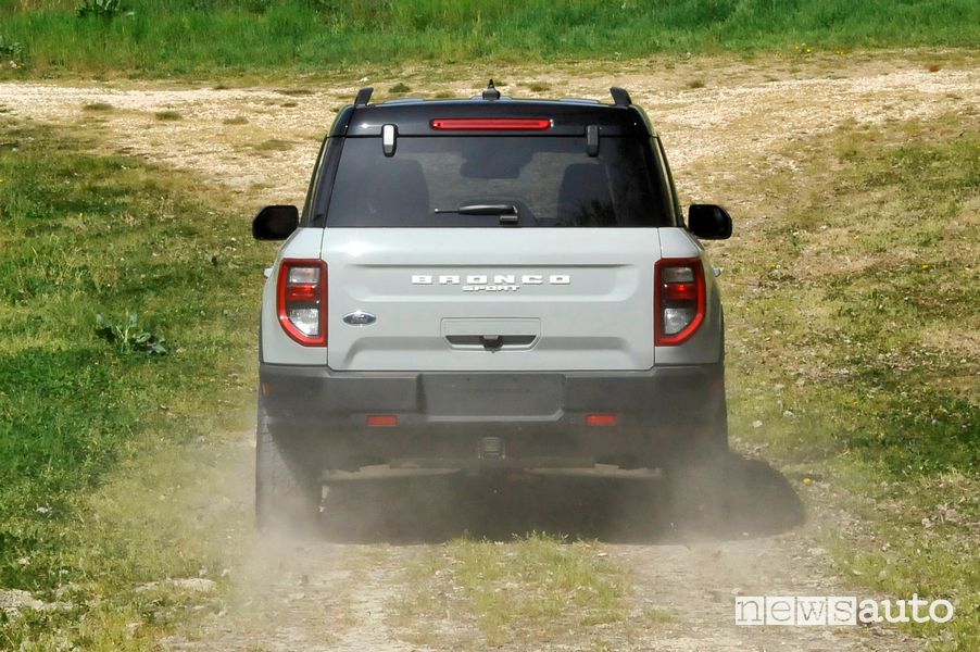 Vista posteriore Ford Bronco Sport sullo sterrato durante la prova