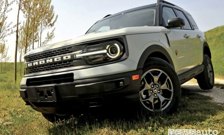 Vista di profilo Ford Bronco Sport