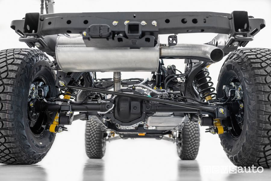 Assale posteriore Dana AdvanTEK con differenziale elettronico bloccabile, freni a disco e tre punti di traino sul telaio Ford Bronco