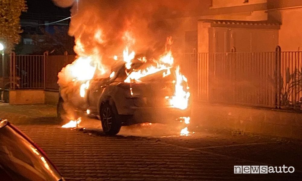 Auto ibrida Hyundai Tcson a fuoco