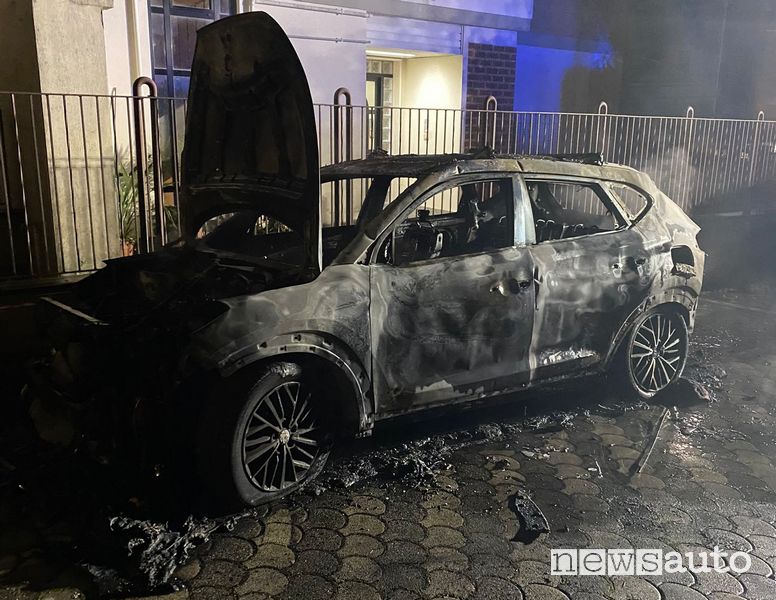 Auto incendiata questa volta è diesel