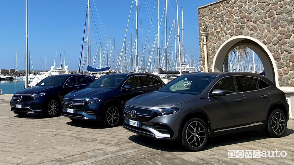 Nuova Mercedes-Benz EQA elettrica di fianco alla EQC un SUV di segmento superiore