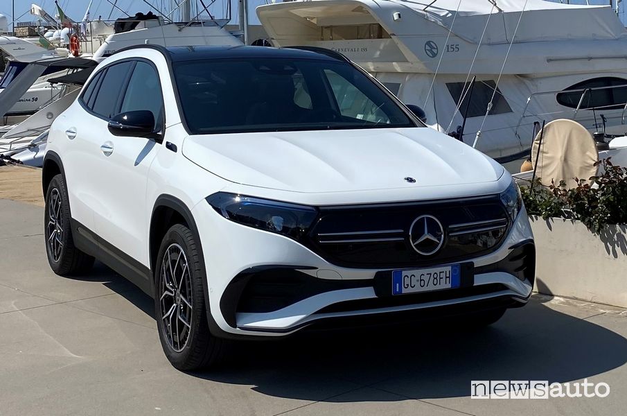 Vista di profilo Mercedes-Benz EQA elettrica bianca
