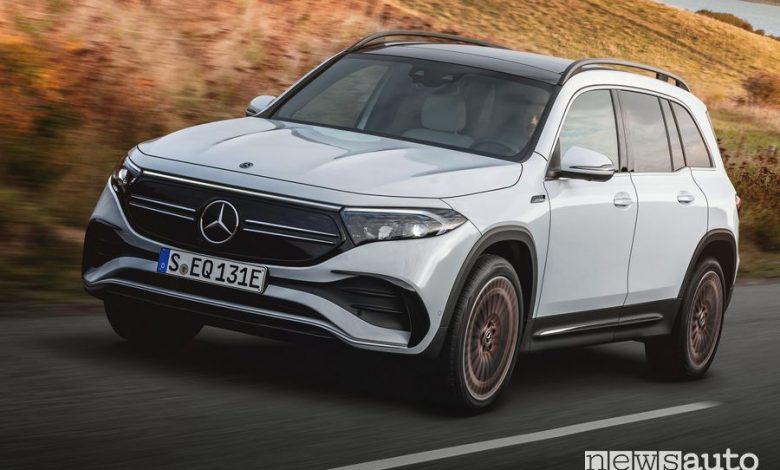 Vista di profilo Mercedes-EQ EQB elettrico su strada