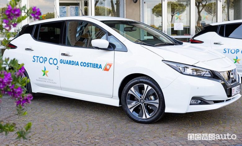 Vista di profilo Nissan Leaf della Guardia Costiera