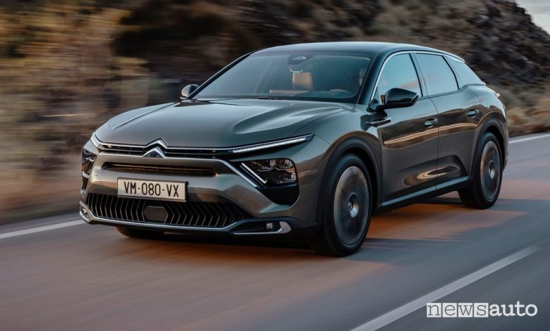 Vista di profilo nuova Citroën C5 X ë-hybrid su strada