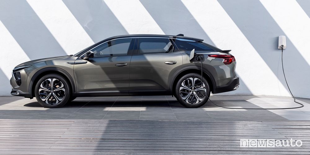 Nuova Citroën C5 X ë-hybrid plug-in in ricarica