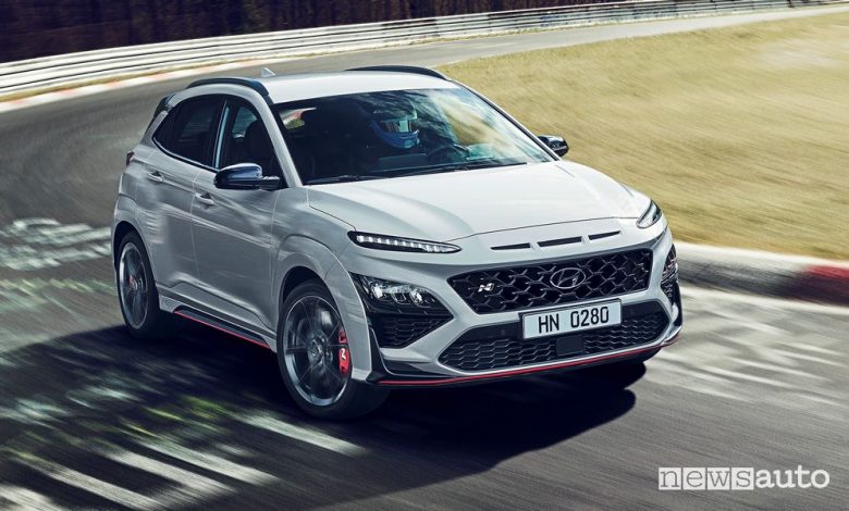 Vista di profilo nuova Hyundai Kona N in pista al Nürburgring