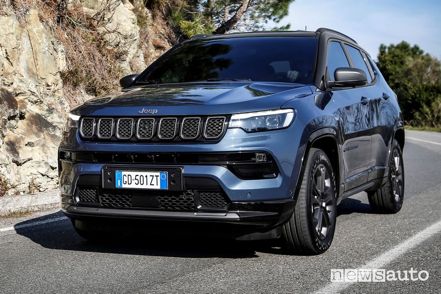Vista di profilo Jeep Compass 80th Anniversary su strada