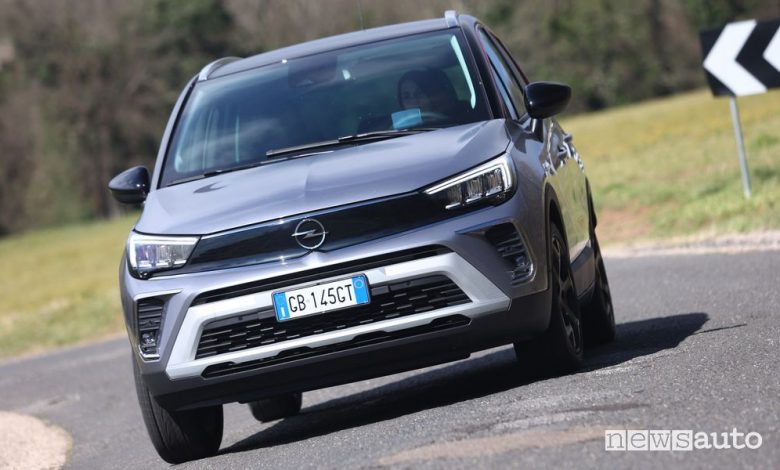 Vista anteriore Opel Crossland nella prova su strada