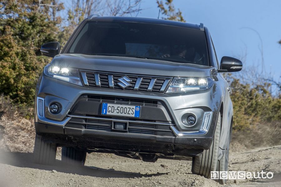 Vista anteriore Suzuki Vitara Hybrid sullo sterrato