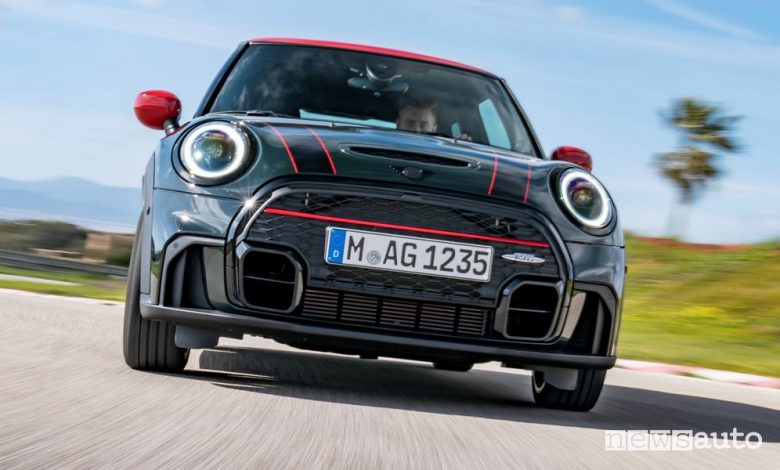 Vista anteriore Mini John Cooper Works in pista