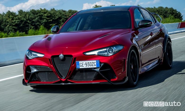 Vista di profilo Alfa Romeo Giulia GTAm Etna Red in pista