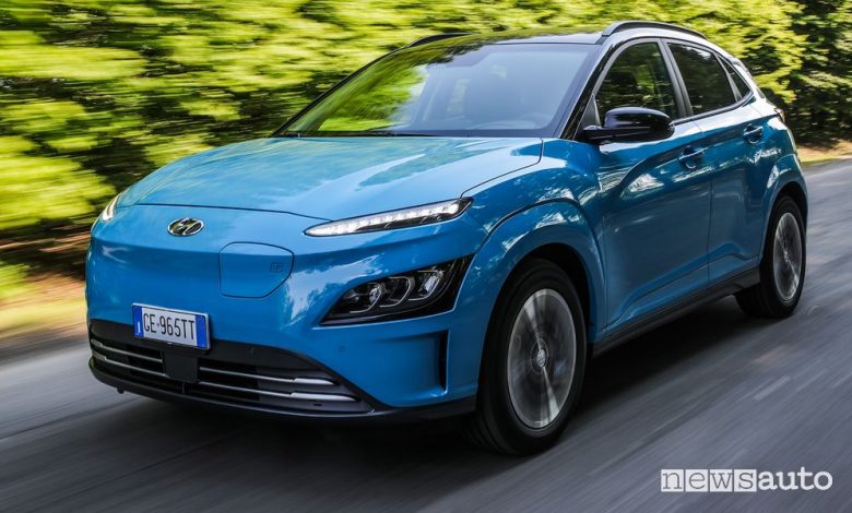 Vista di profilo Hyundai Kona Electric su strada