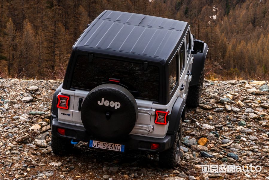 Vista posteriore Jeep Wrangler 4xe Rubicon in off road