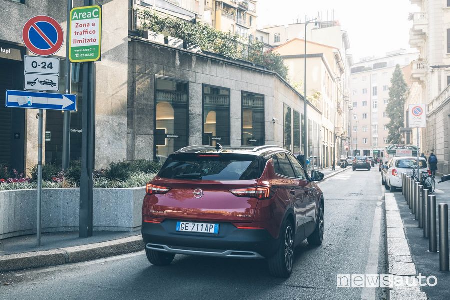 Opel Grandland X Hybrid4 ingresso consentito nell'Area C di Milano
