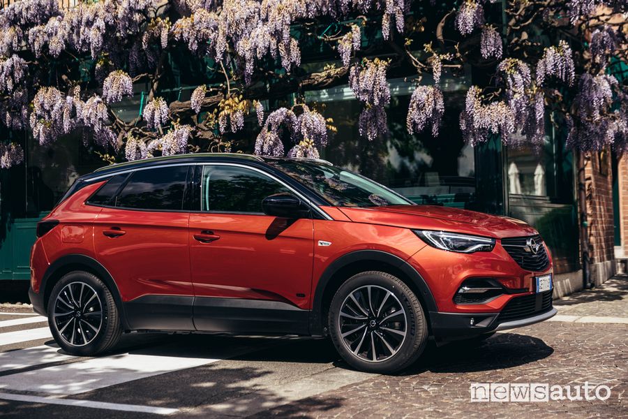 Vista laterale Opel Grandland X Hybrid4