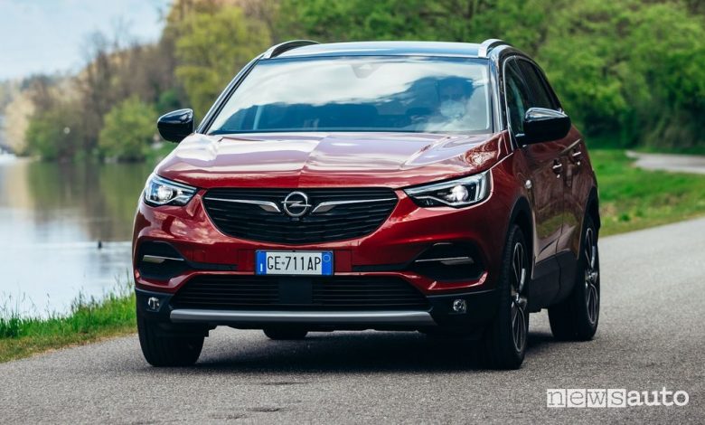 Vista anteriore Opel Grandland X Hybrid4 su strada