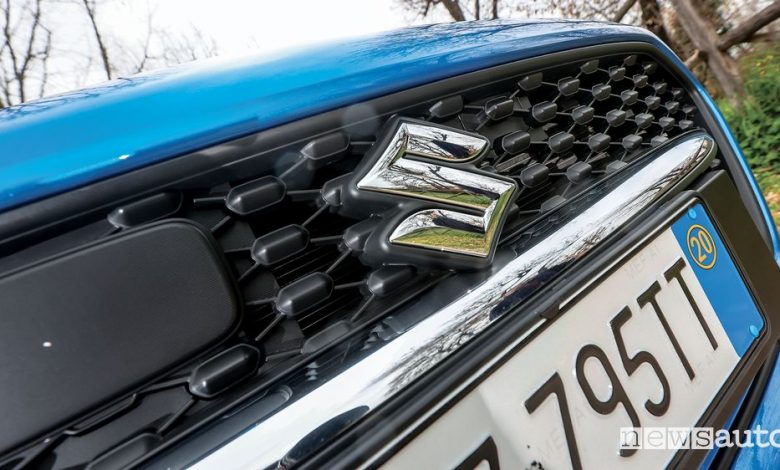 Logo griglia anteriore Suzuki Swift Hybrid AllGrip