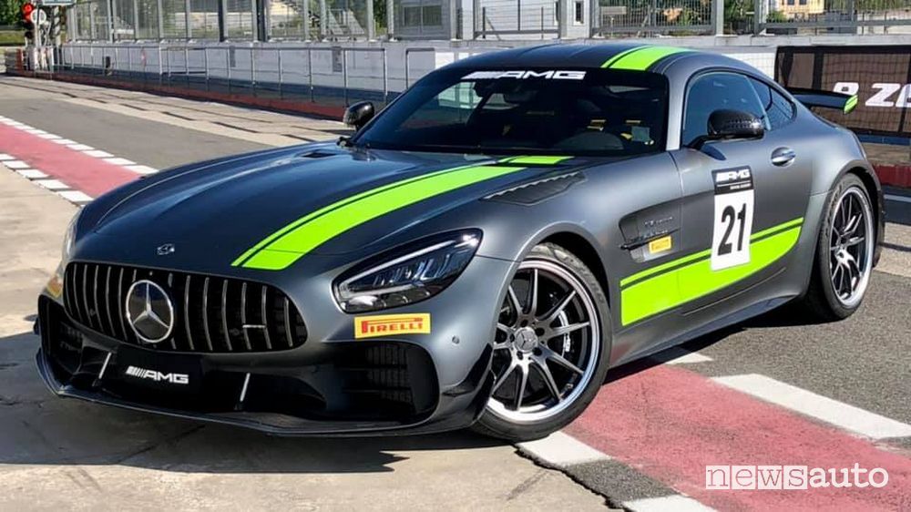 Mercedes-AMG GT R che paga il superbollo in Italia
