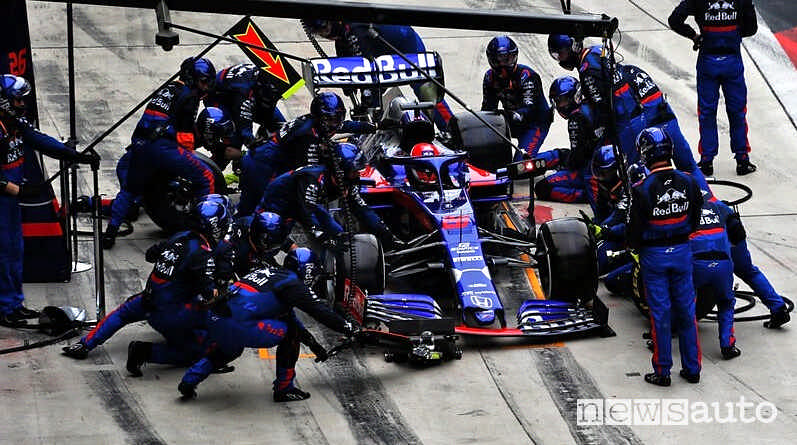 Auto da Formula1 RedBull al box. Auto da corsa F1 Red Bull al Box durante un pit stop