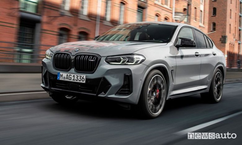 Vista di profilo nuova BMW X4 su strada