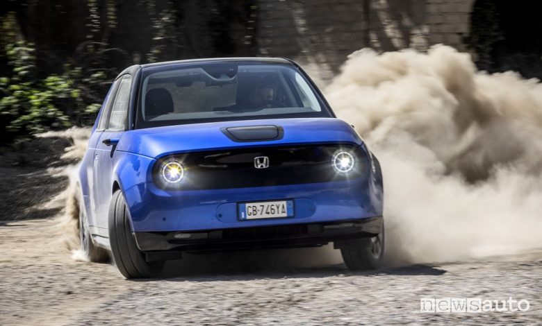 Honda e elettrica di traverso sullo sterrato