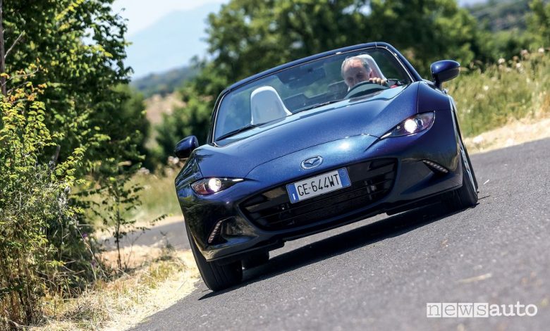 Vista anteriore Mazda MX-5 2021 su strada