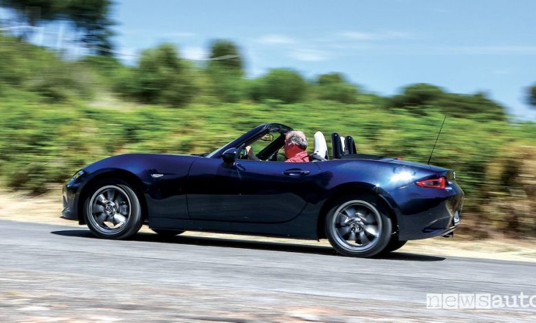 Vista laterale Mazda MX-5 2021 su strada