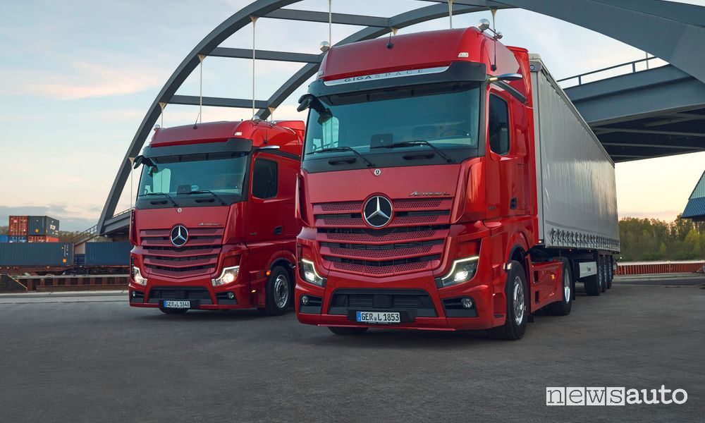 Vista anteriore Mercedes-Benz Actros L Trucks