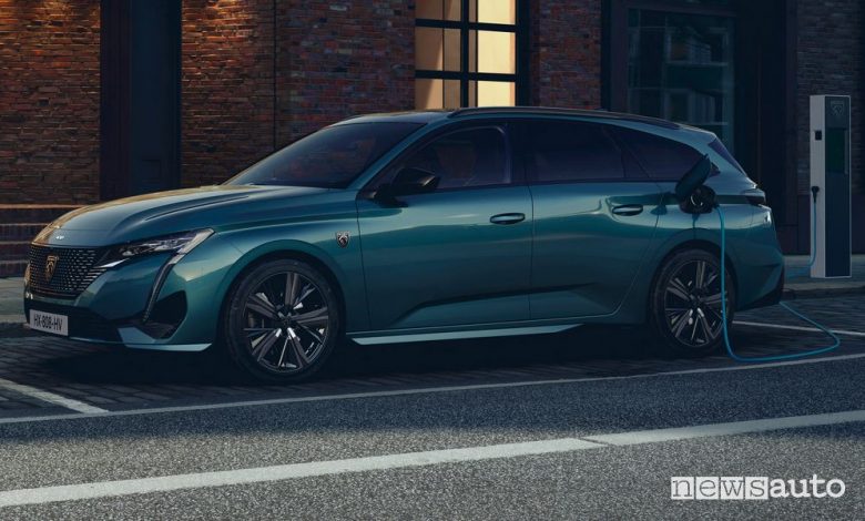 Nuova Peugeot 308 SW ibrida plug-in in ricarica
