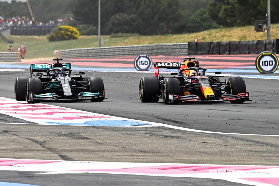 Il sorpasso deciso di Verstappen ai danni di Hamilton nel Gp di Francia 