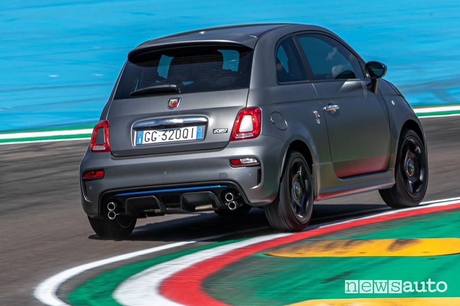 Vista posteriore Abarth F595 in pista