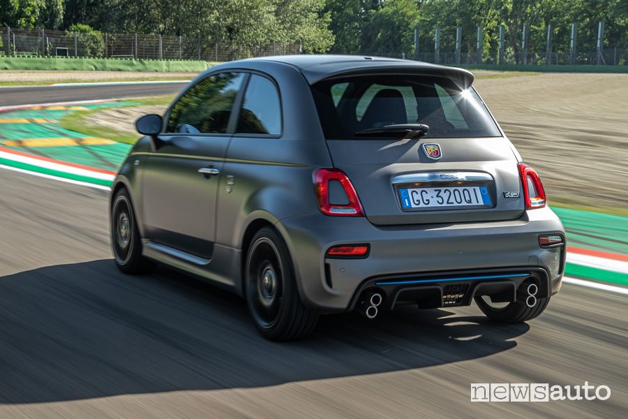 Vista posteriore Abarth F595 in pista
