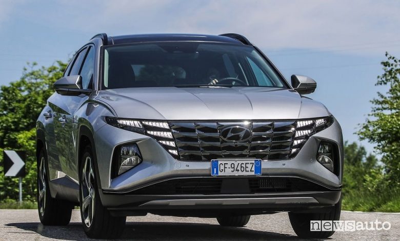 Vista anteriore nuova Hyundai Tucson Plug-in Hybrid su strada
