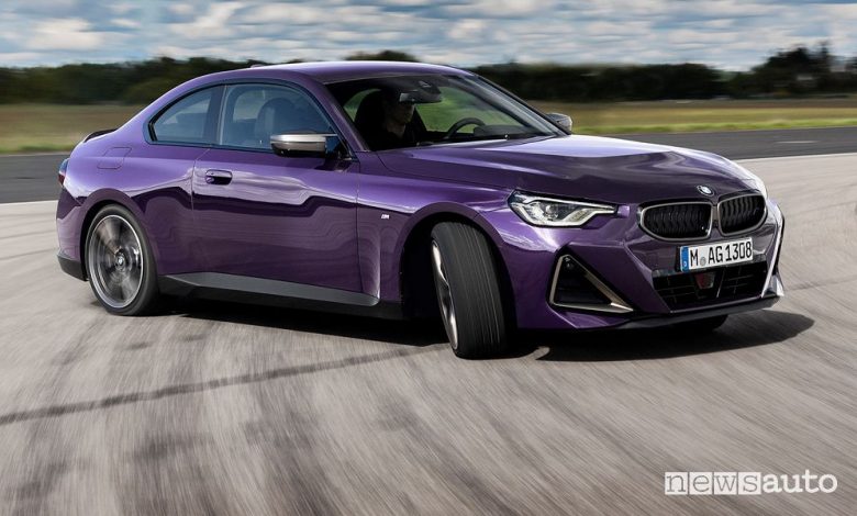 BMW Serie 2 M240i xDrive Coupé in pista in derapata