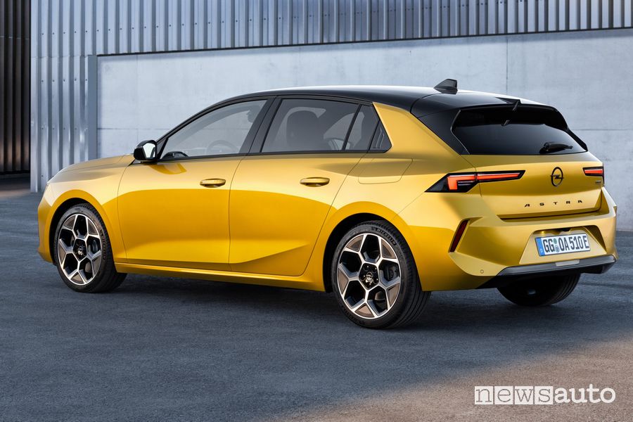 Vista posteriore nuova Opel Astra