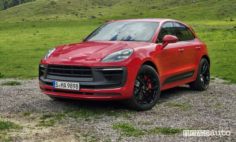 Vista di profilo Porsche Macan GTS rossa